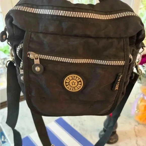 Kipling crossbody bag black adjustable strap 3 zip compartments excellent! - Picture 1 of 10